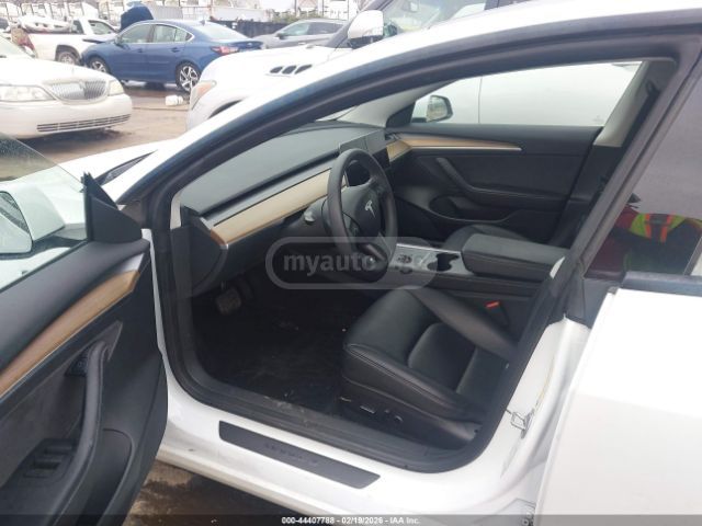 Tesla Model 3 - фото 5