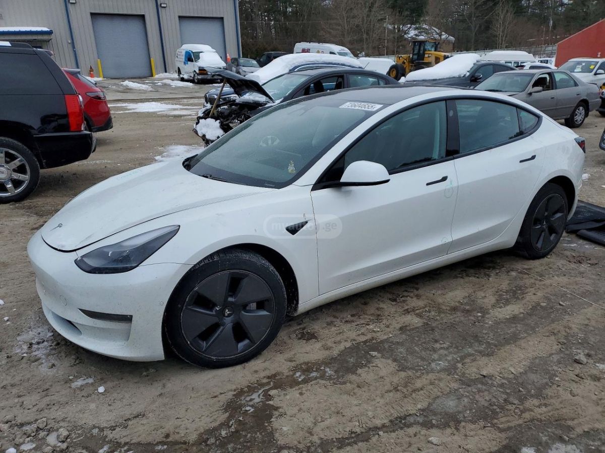 Tesla Model 3 - фото 1