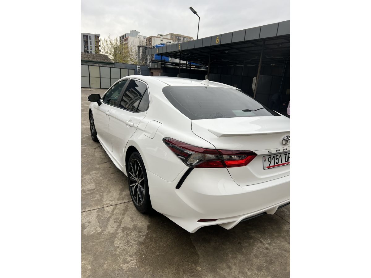 Toyota Camry - фото 1