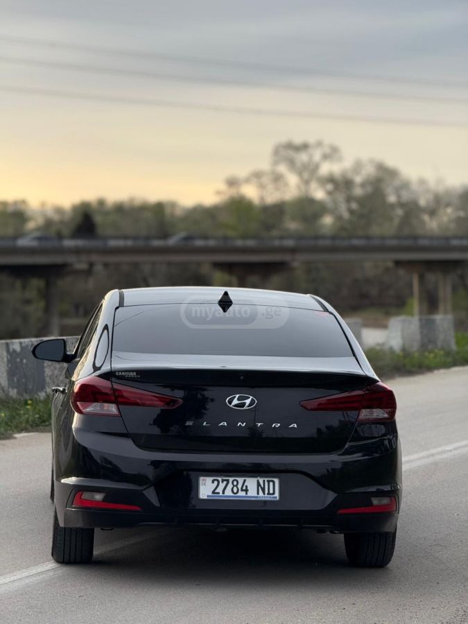 Hyundai Elantra - фото 2
