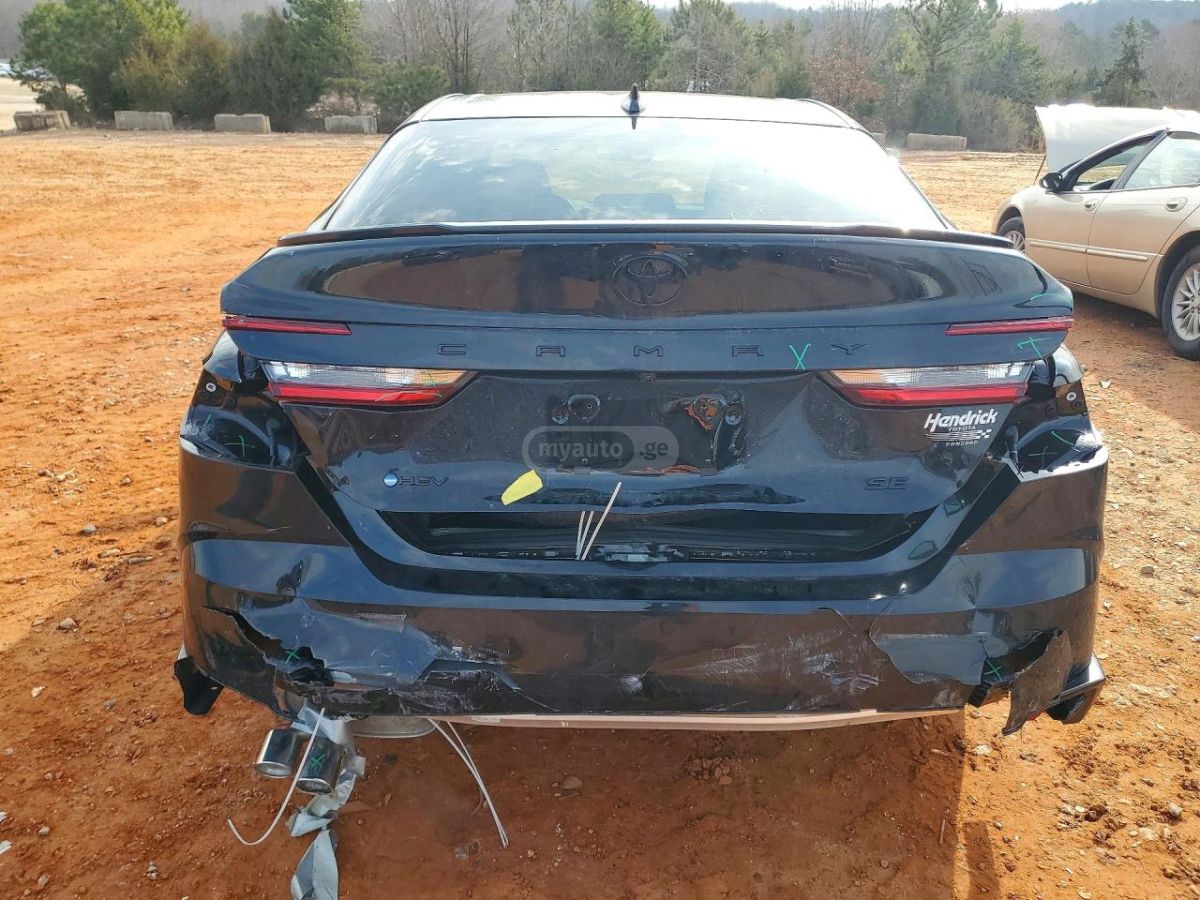 Toyota Camry - фото 1