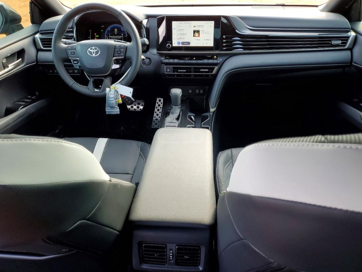 Toyota Camry - фото 2