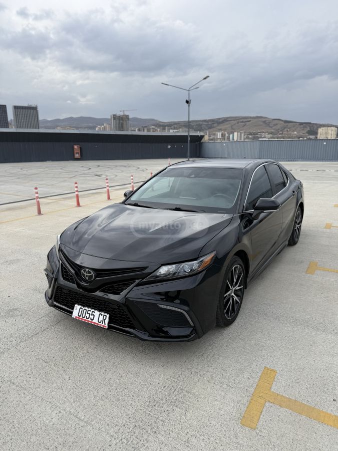 Toyota Camry - фото 1