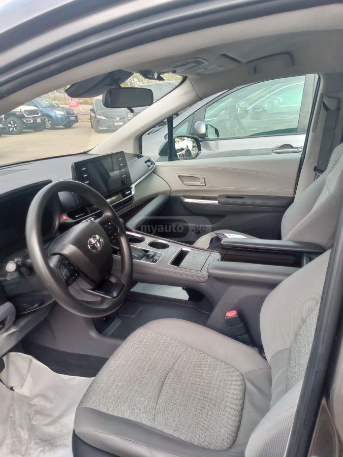 Toyota LE 8 Passenger 4dr All-Wheel D — миниатюра 11