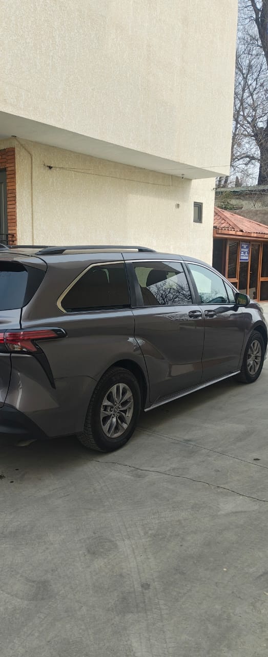 Toyota LE 8 Passenger 4dr All-Wheel D — миниатюра 3