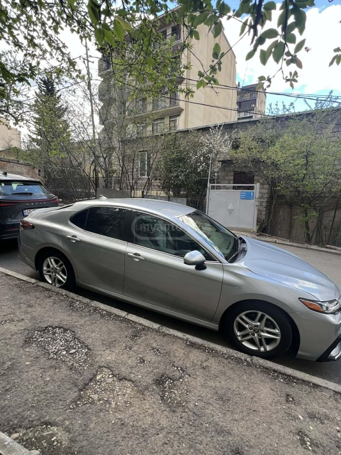 Toyota Camry - фото 1