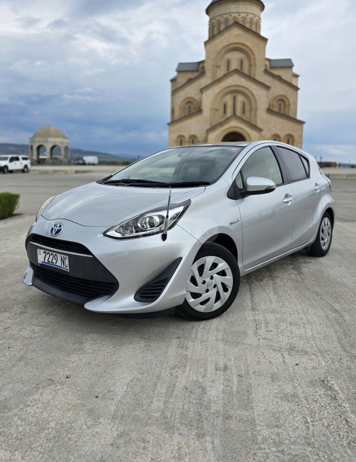 Toyota Aqua - фото 1
