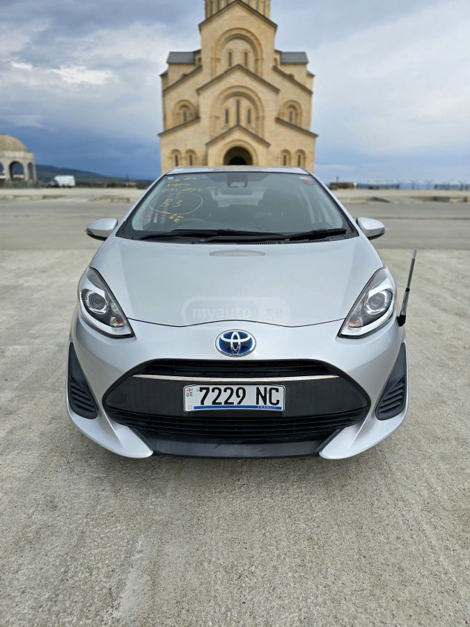 Toyota Aqua - фото 2