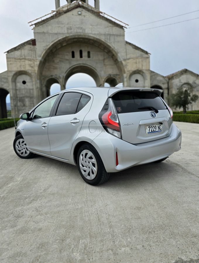 Toyota Aqua - фото 4