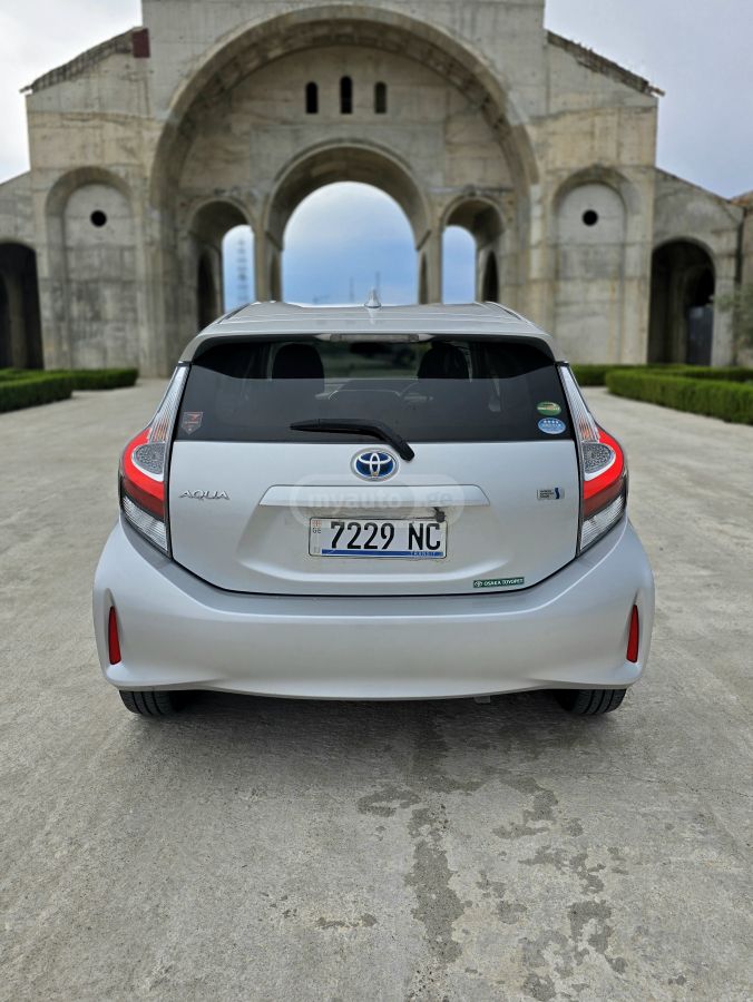 Toyota Aqua - фото 5