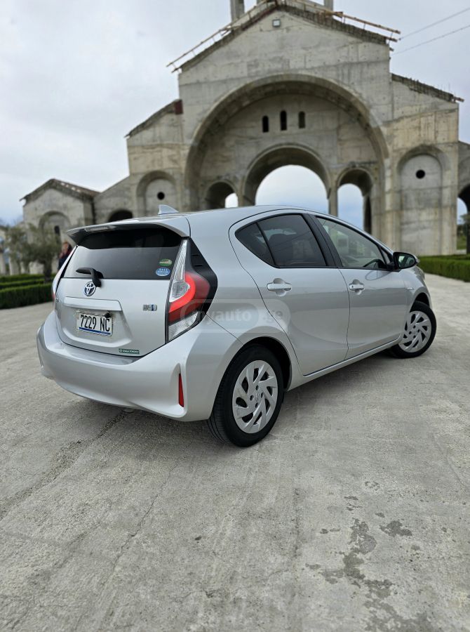 Toyota Aqua - фото 6