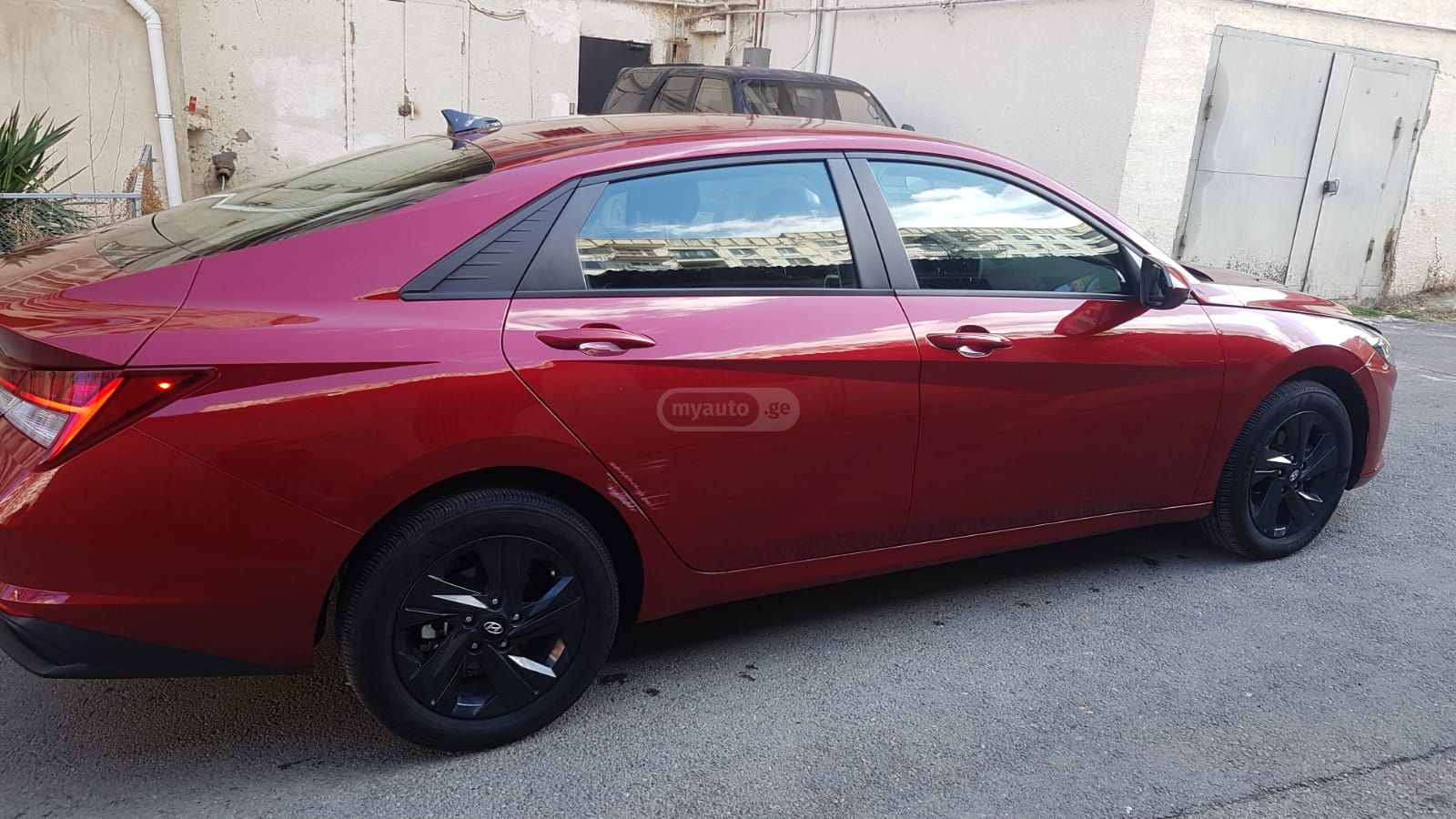 Hyundai Elantra - фото 3