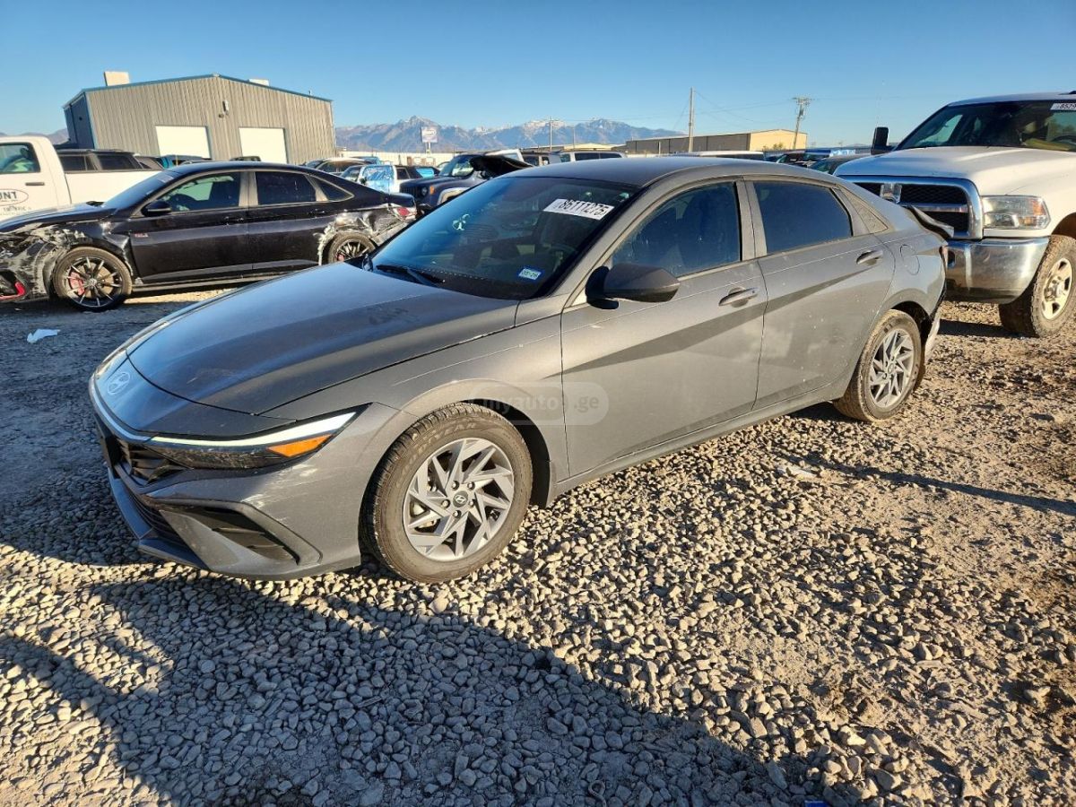 Hyundai Elantra - фото 1