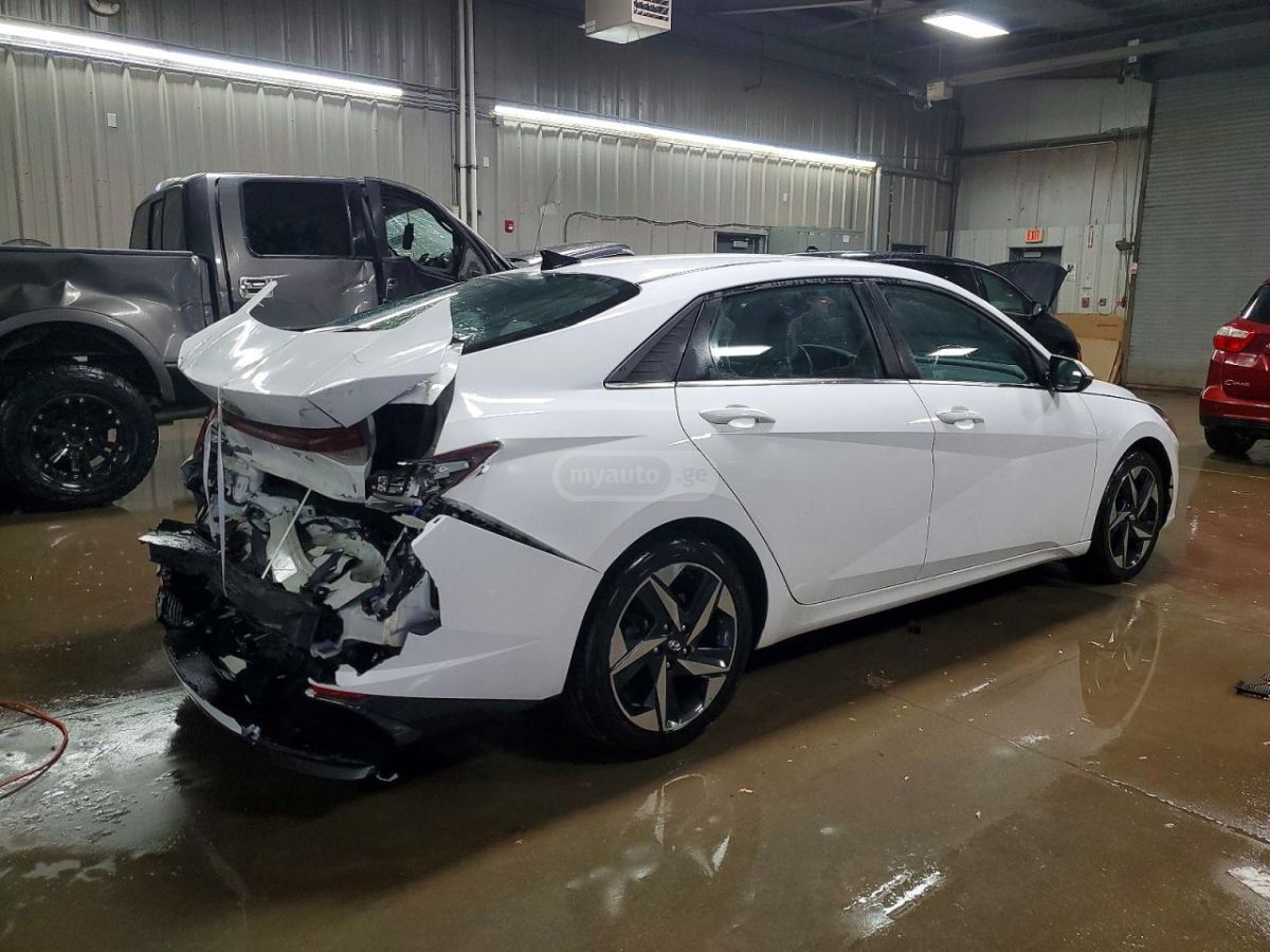 Hyundai Elantra - фото 3