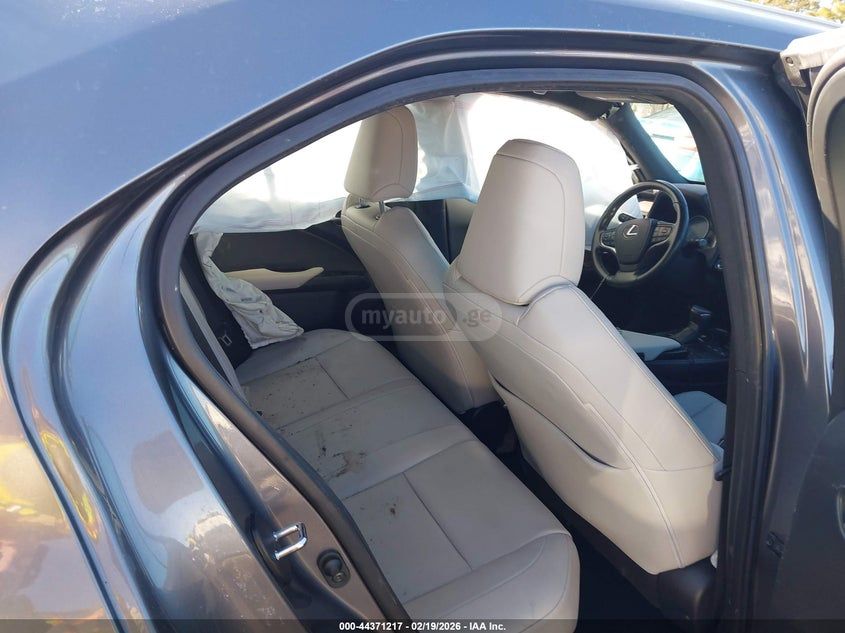 Lexus UX 250 h - фото 7