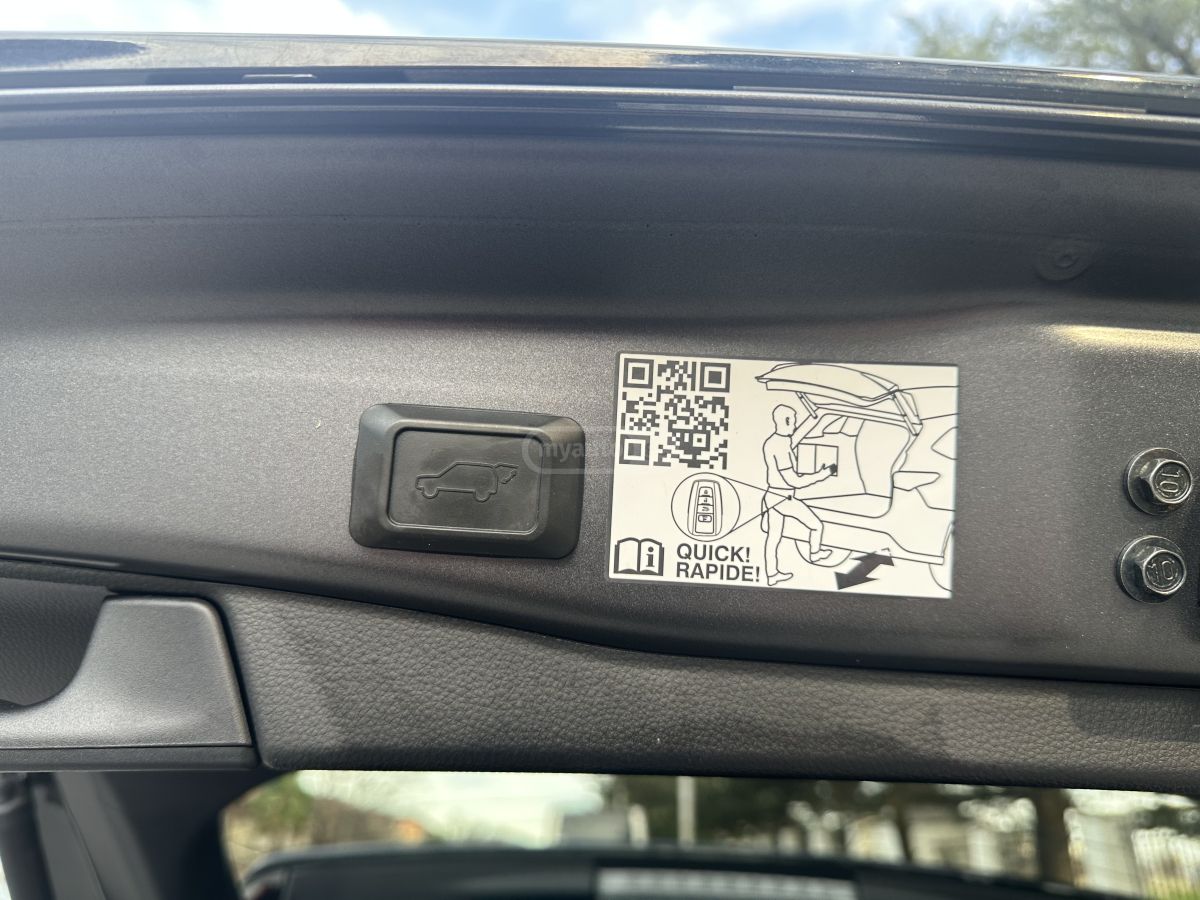 Toyota XSE 4dr All-Wheel Drive CVT — миниатюра 10