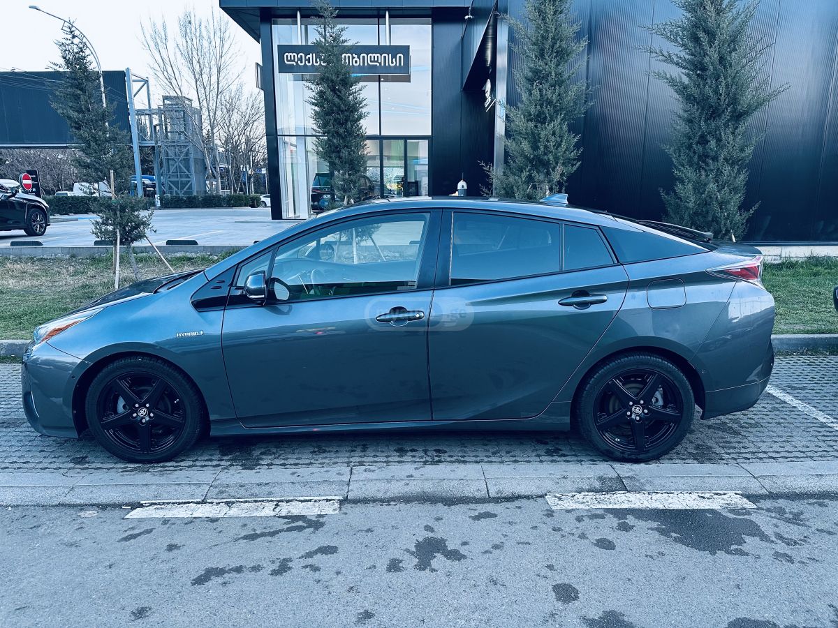 Toyota Prius - фото 1