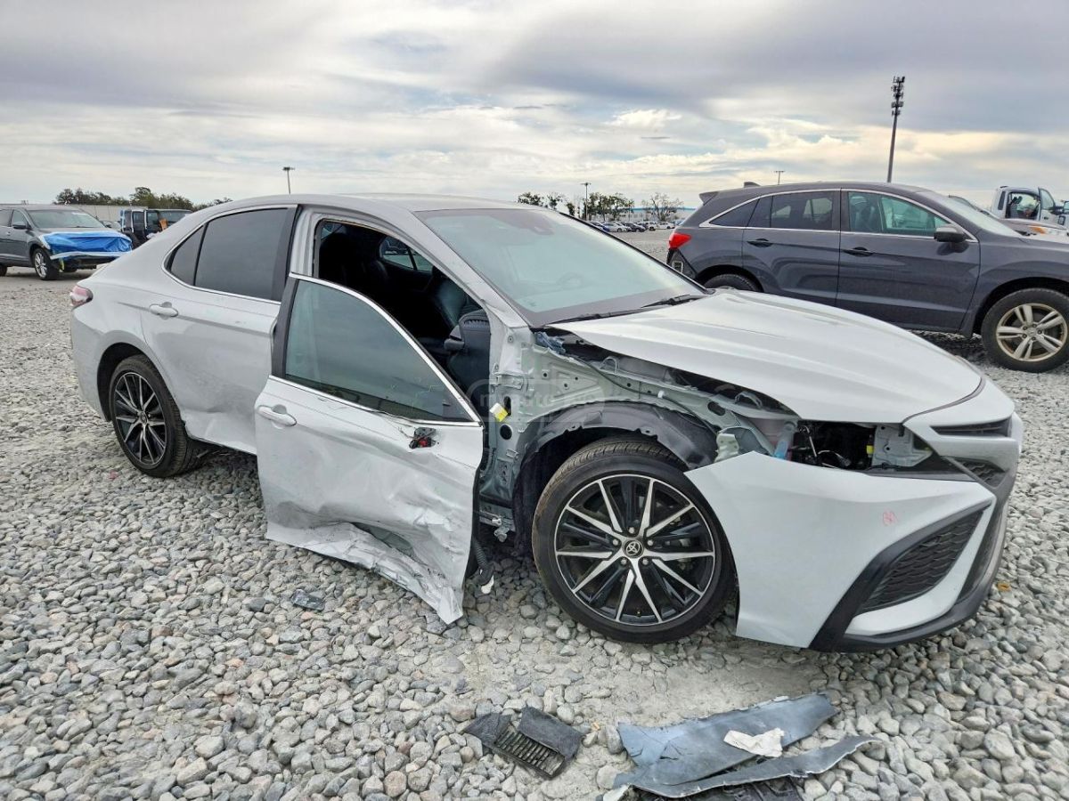 Toyota SE Nightshade 4dr Front-Wheel — миниатюра 4