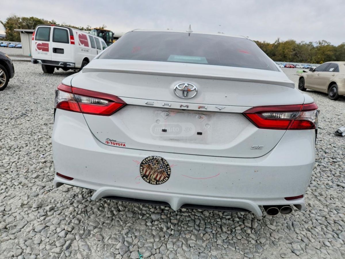 Toyota SE Nightshade 4dr Front-Wheel — миниатюра 5