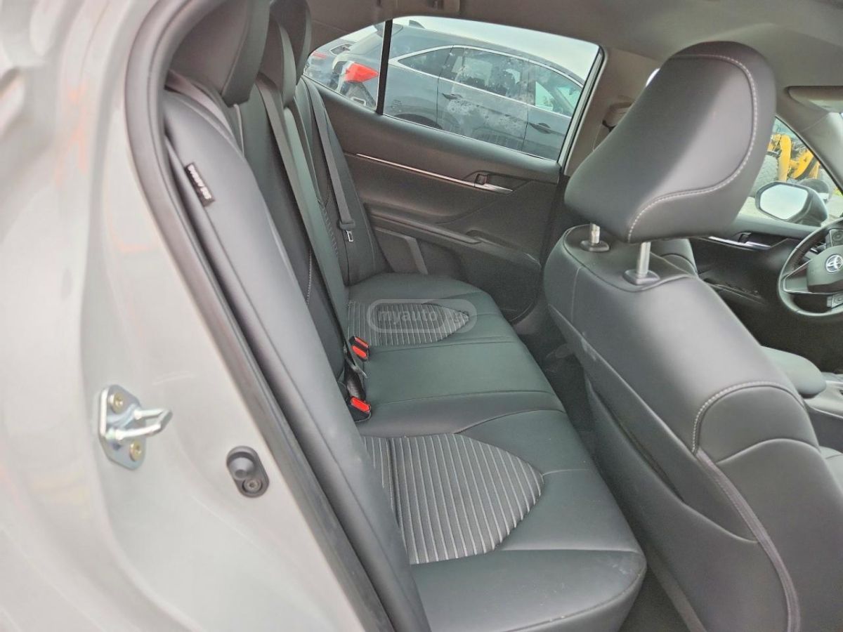 Toyota SE Nightshade 4dr Front-Wheel — миниатюра 8