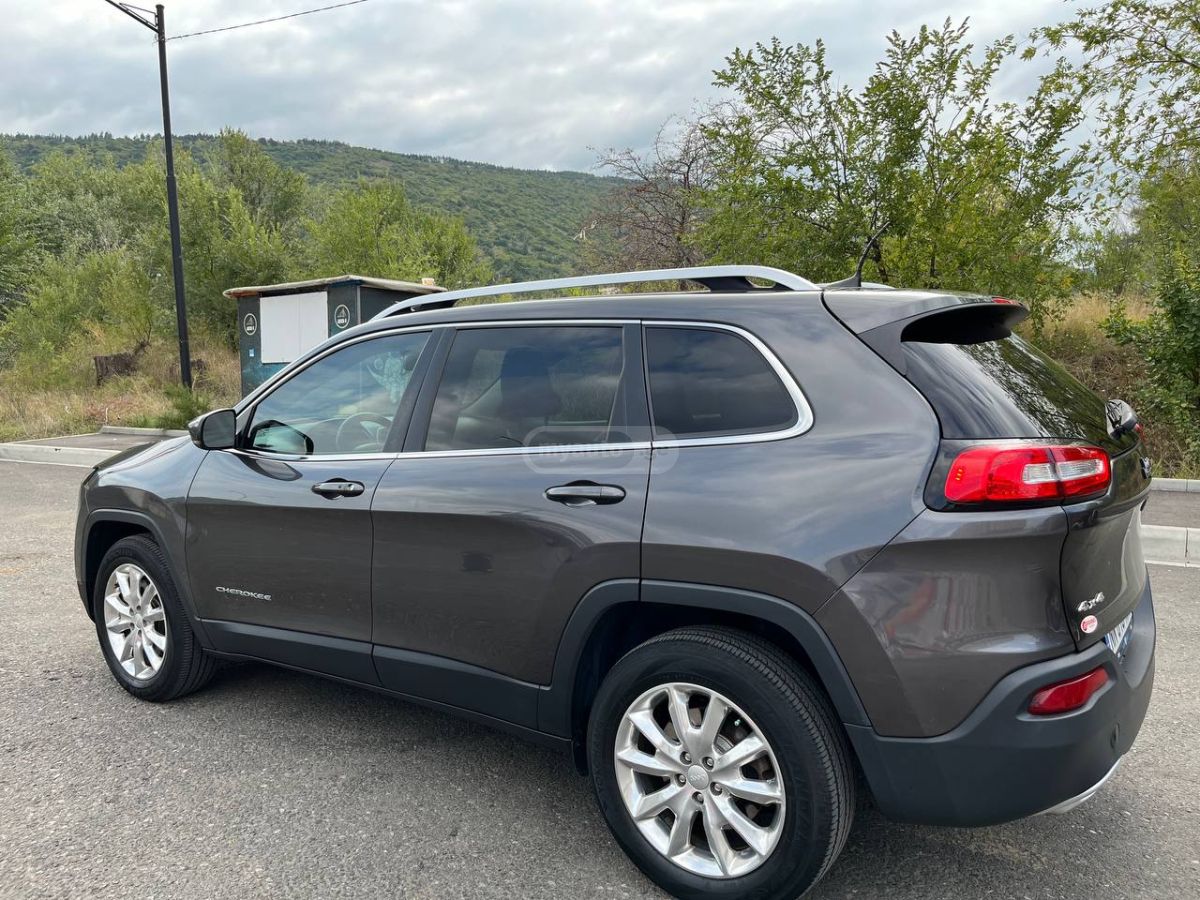 Jeep Cherokee - фото 3