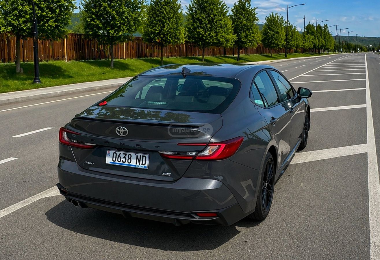 Toyota Camry - фото 1
