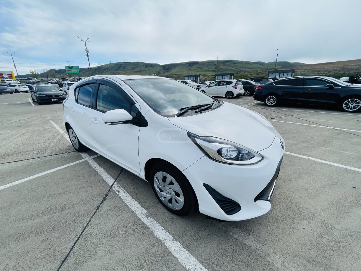 Toyota Aqua - фото 3