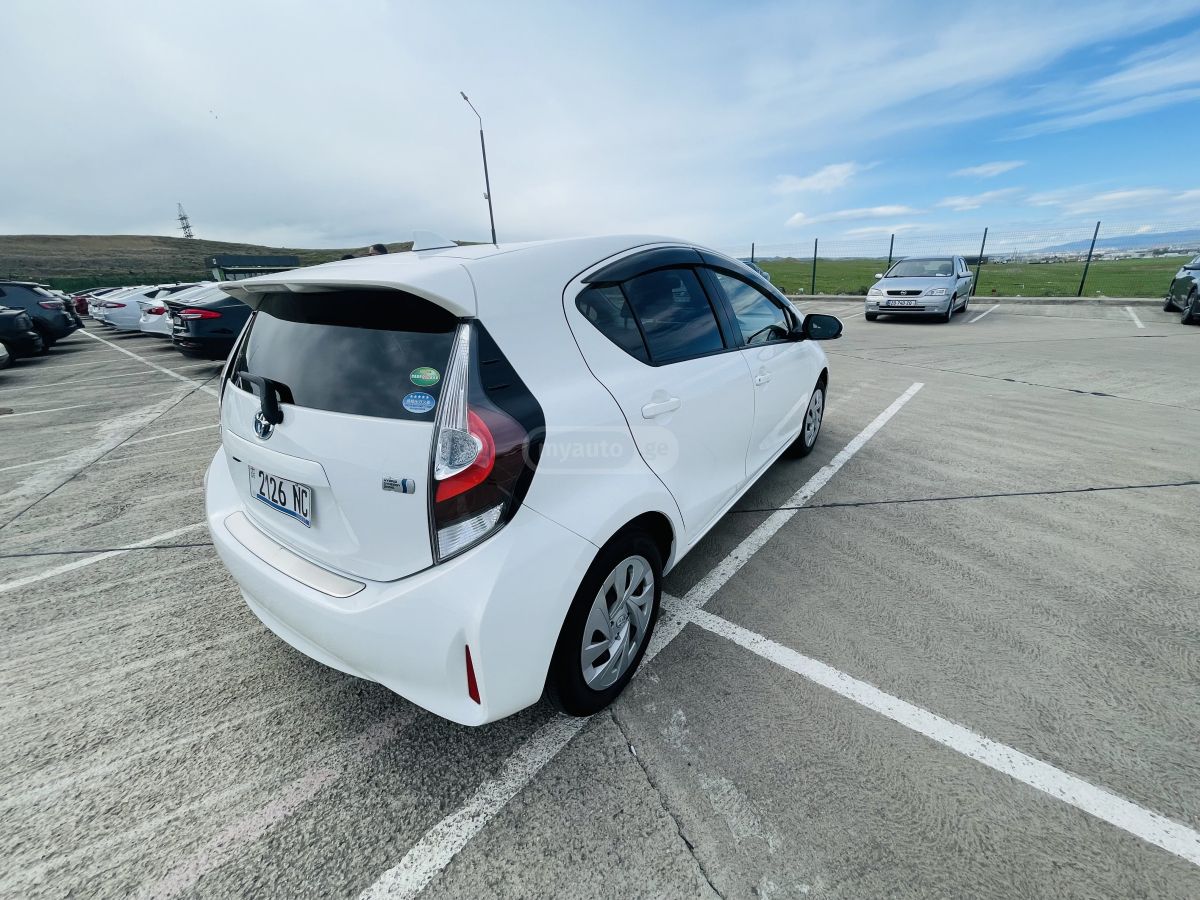 Toyota Aqua - фото 4