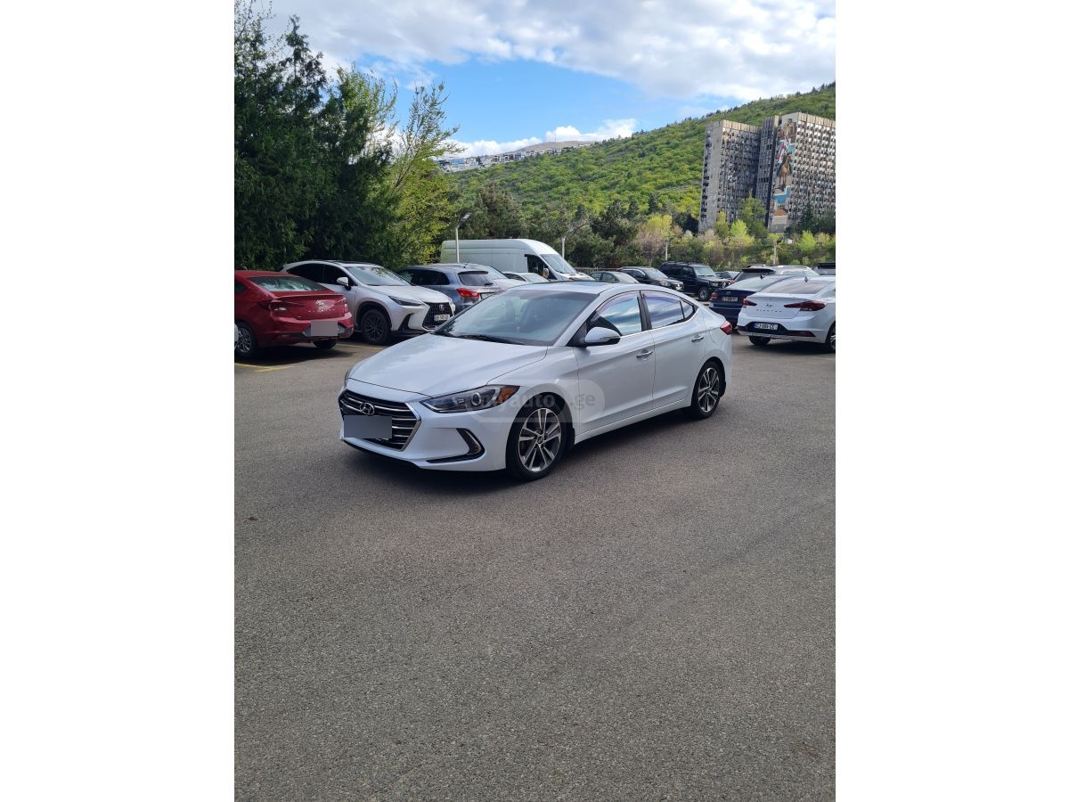 Hyundai Elantra - фото 1