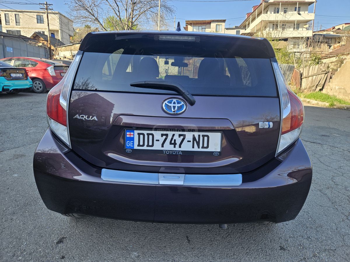 Toyota Aqua - фото 5