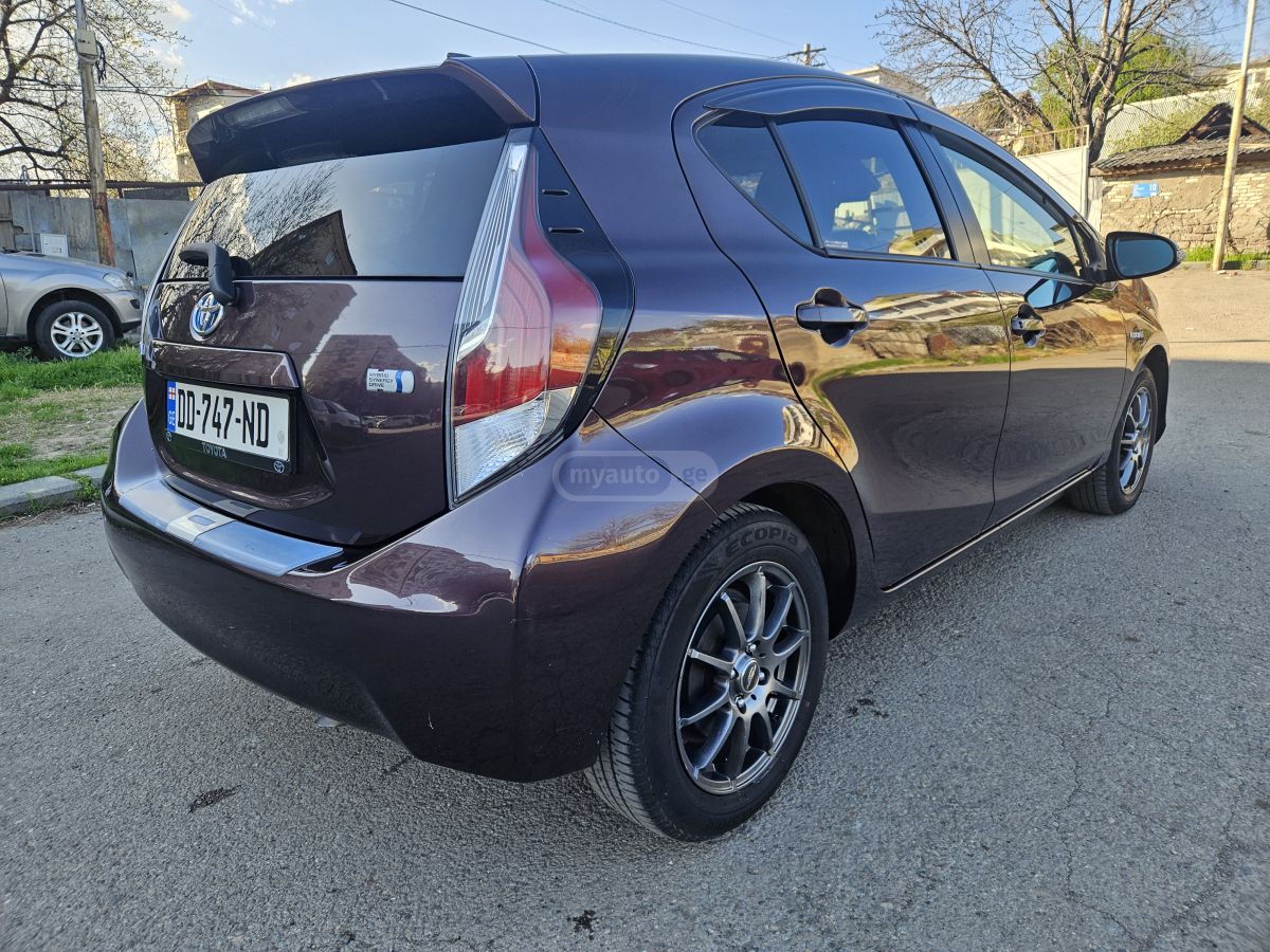 Toyota Aqua - фото 6