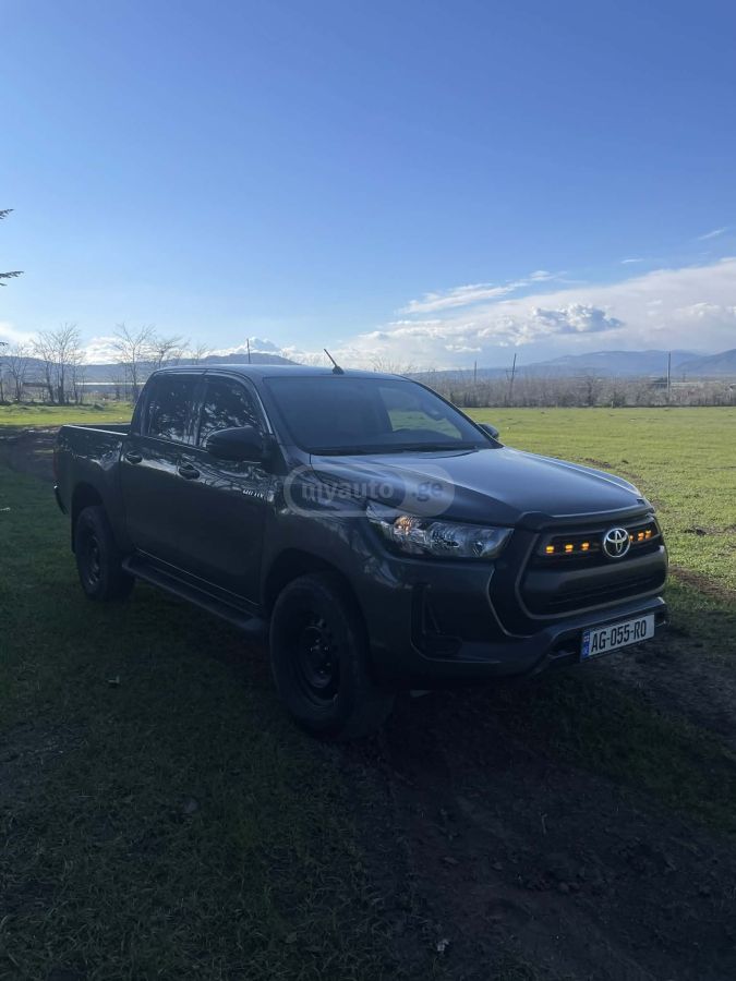 Toyota Hilux - фото 1