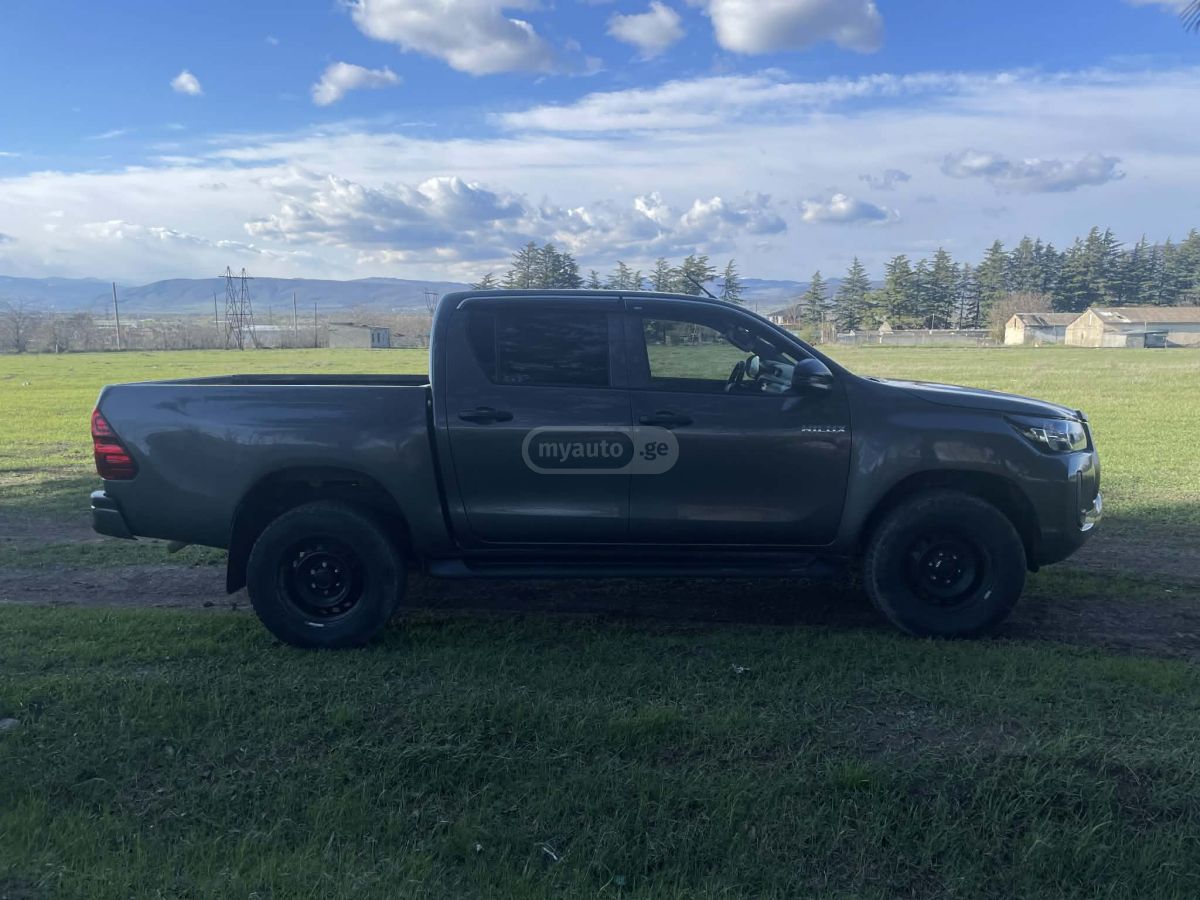 Toyota Hilux - фото 2