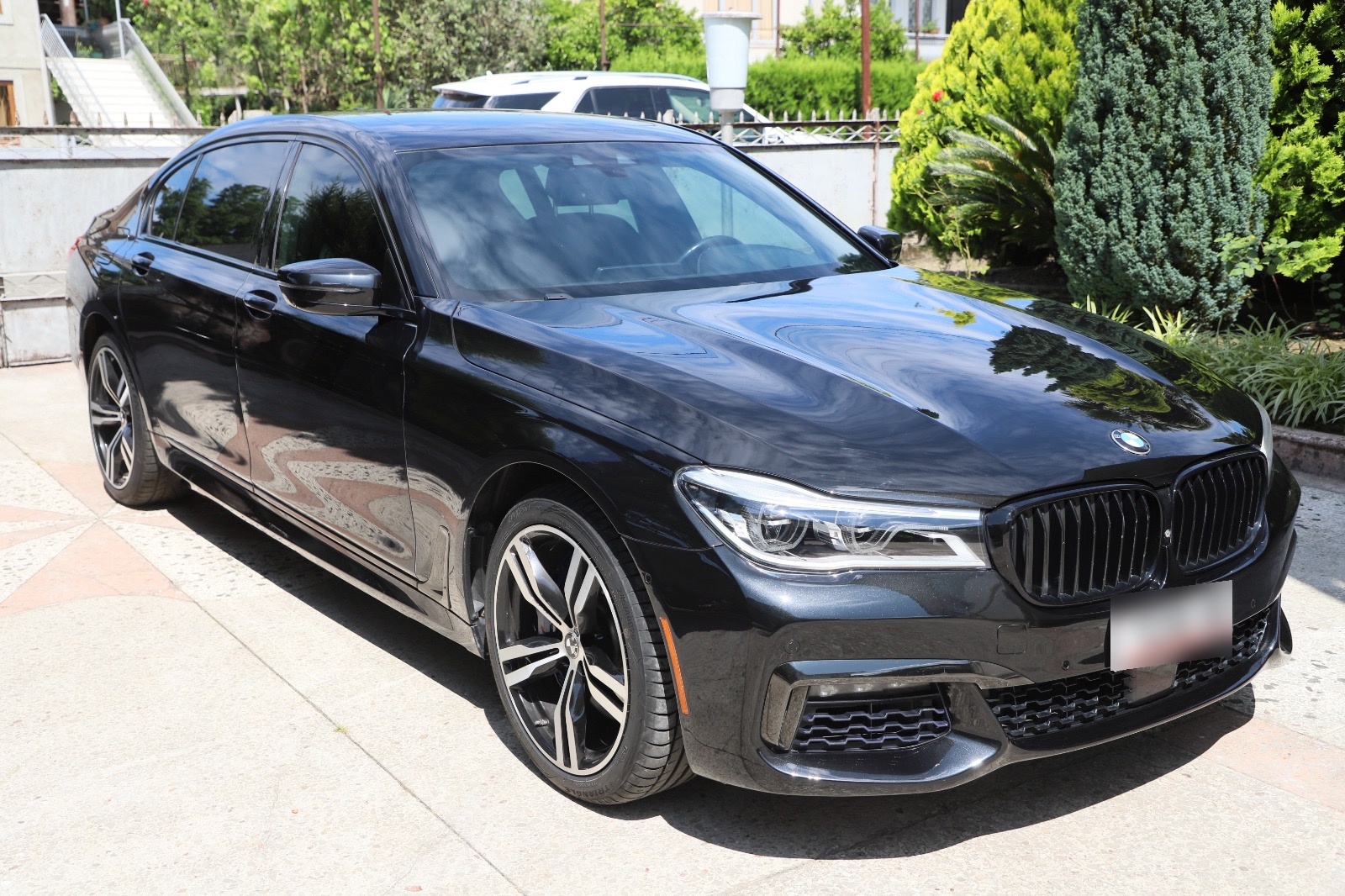 BMW 750 - фото 1