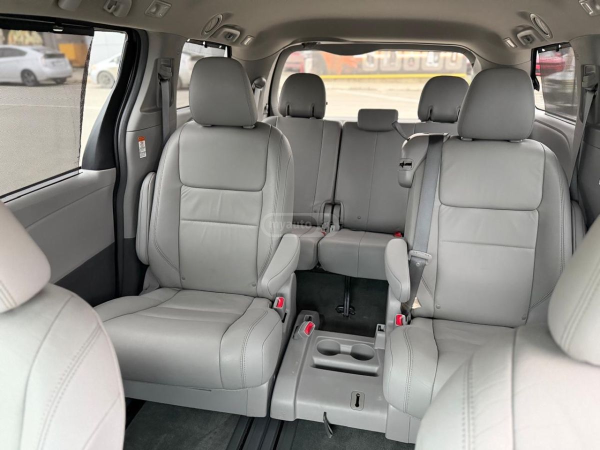 Toyota Sienna - фото 11