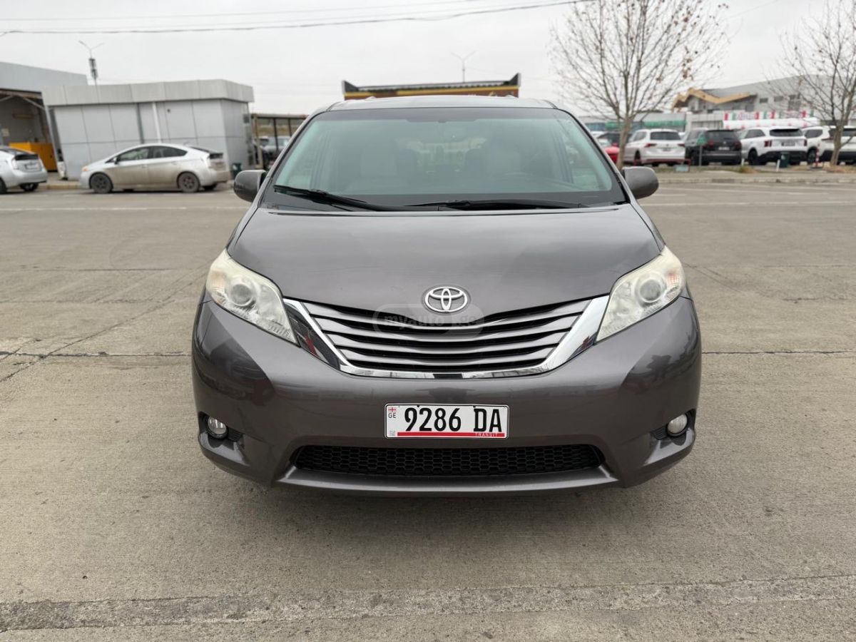 Toyota Sienna - фото 3