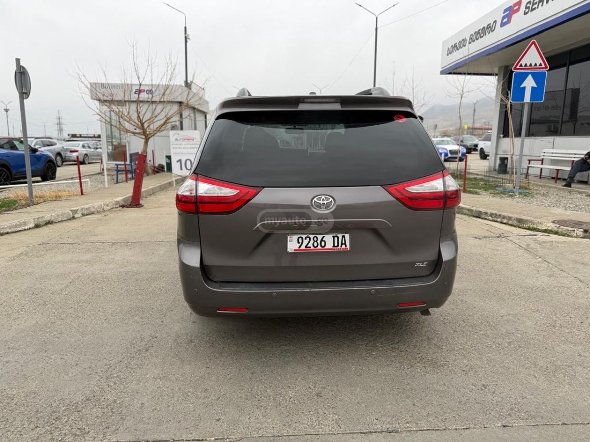 Toyota Sienna - фото 6