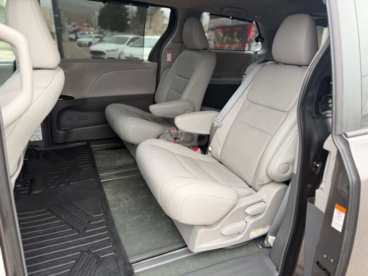 Toyota Sienna - фото 8