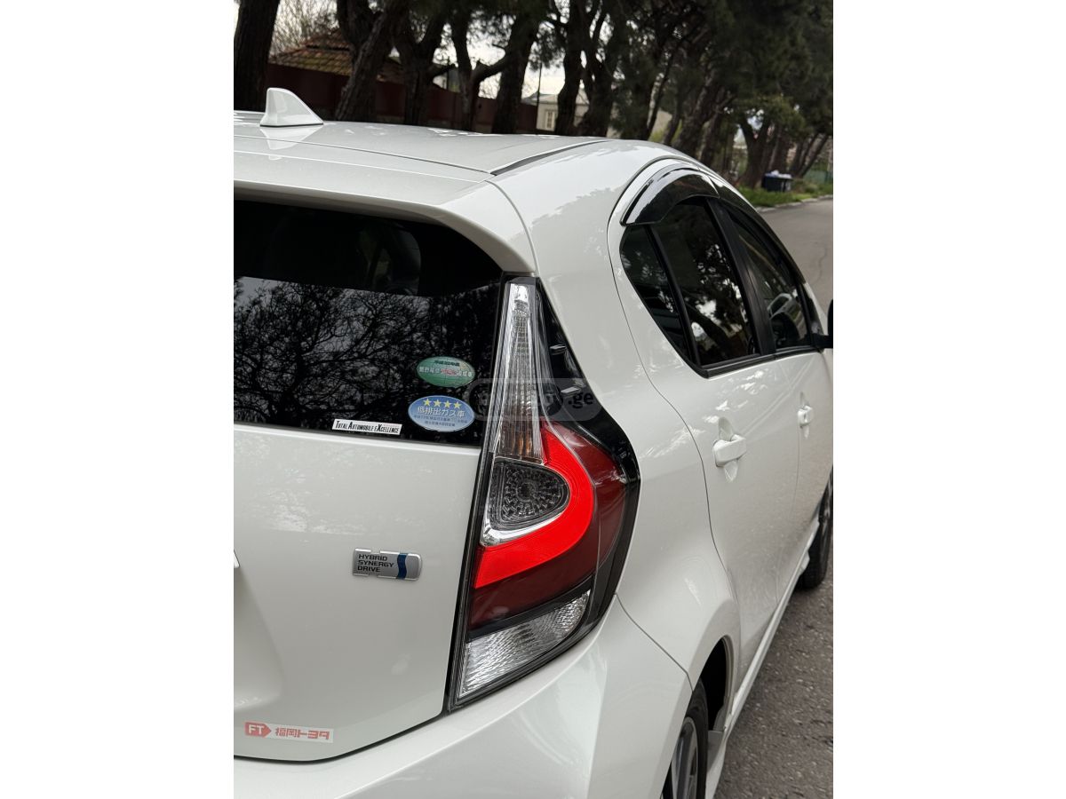 Toyota Aqua - фото 12