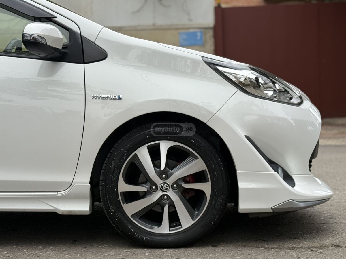 Toyota Aqua - фото 6