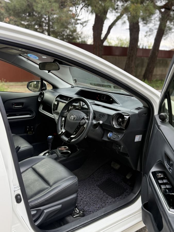 Toyota Aqua - фото 7