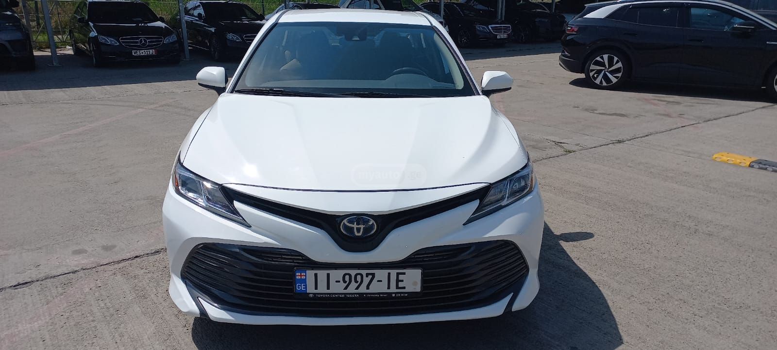 Toyota Camry - фото 1