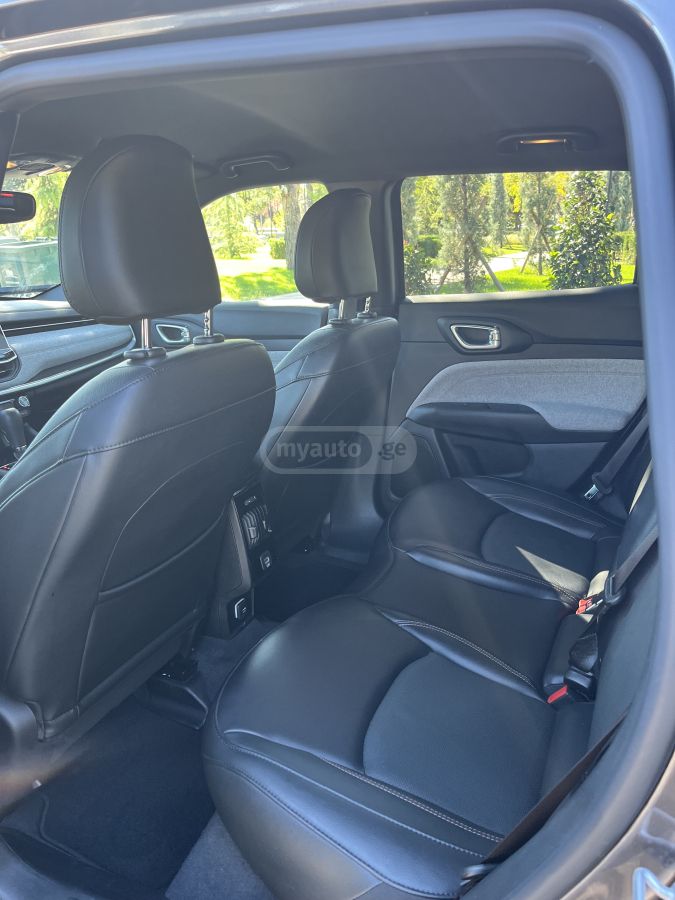 Jeep Latitude Lux 4dr 4x4 Automatic — миниатюра 13