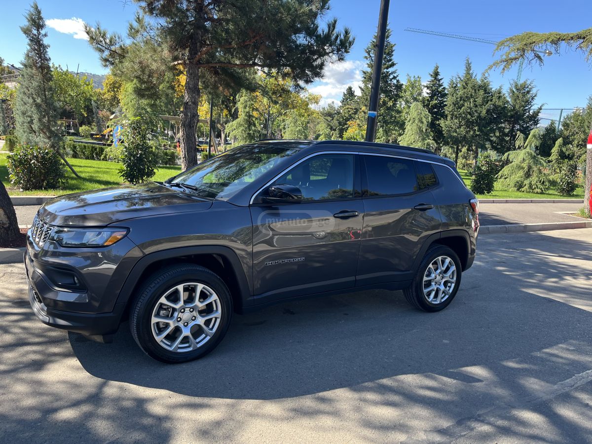 Jeep Latitude Lux 4dr 4x4 Automatic — миниатюра 3