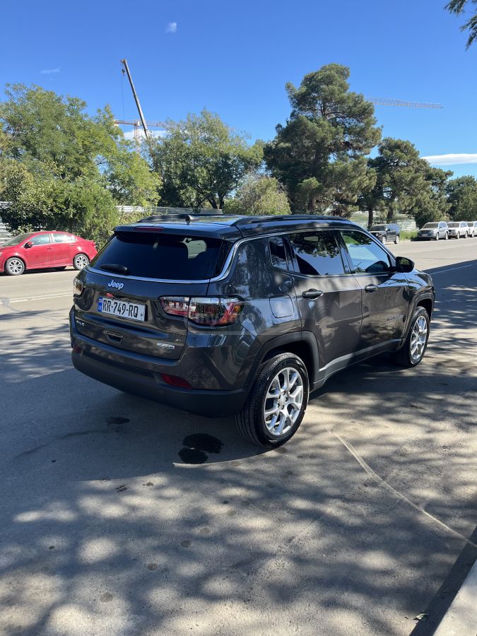 Jeep Latitude Lux 4dr 4x4 Automatic — миниатюра 4