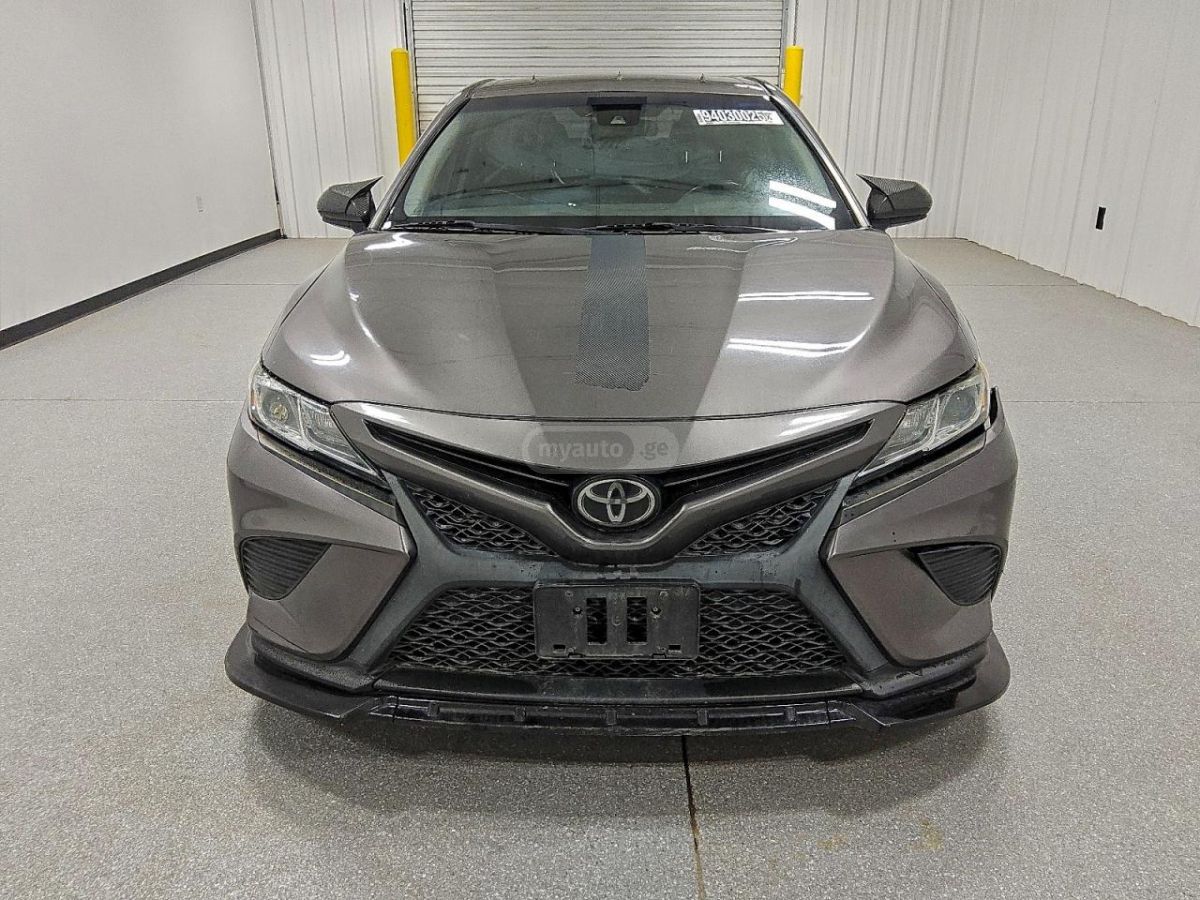 Toyota Camry - фото 1