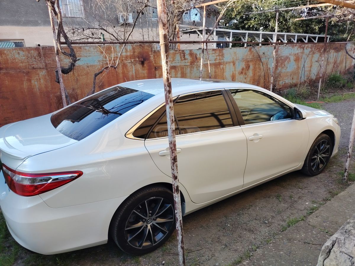 Toyota Camry - фото 1