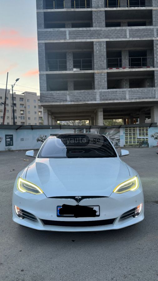 Tesla Model S - фото 1