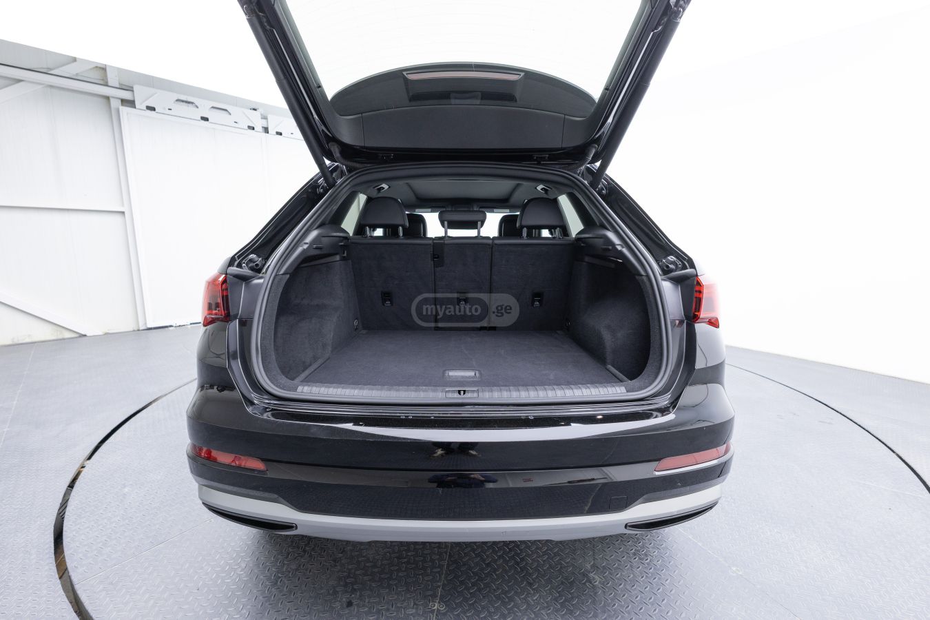 Audi Q3 - фото 10