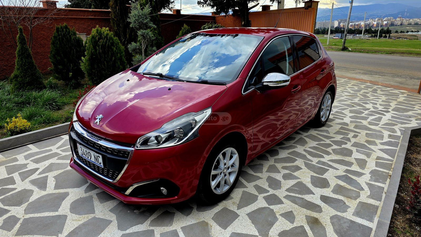 Peugeot 208 - фото 1
